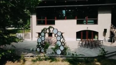 Bir yaz günü birçok sandalyeye kayıt için kemer
