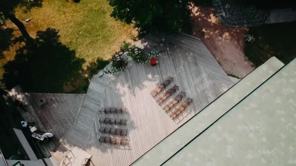 Arco para registro perto de muitas cadeiras em um dia de verão — Vídeo de Stock