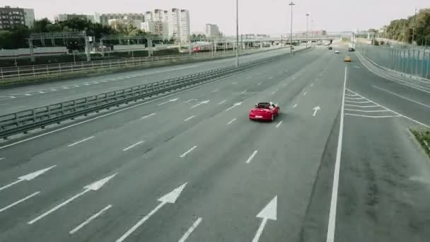 Kırmızı spor araba otoyolda gidiyor. — Stok video