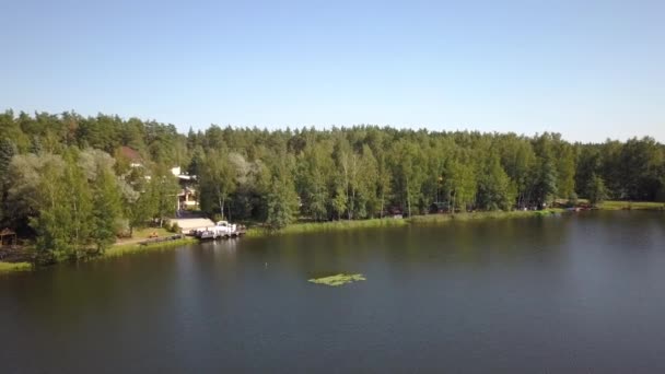 Järvi kesällä. Talo järven rannalla. Häät veden äärellä. . — kuvapankkivideo