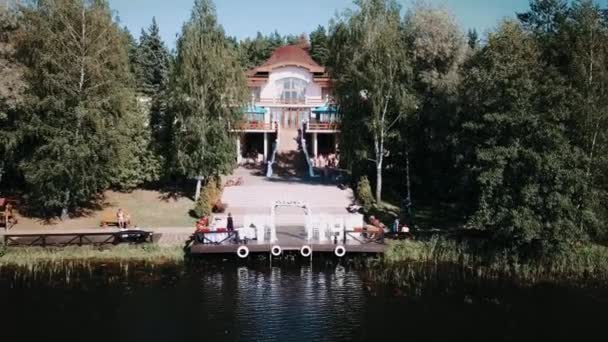 See im Sommer. ein Haus am See. eine Hochzeit am Wasser. — Stockvideo