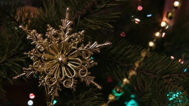 Brinquedos Ano Novo Brinquedo Pendura Uma Árvore Natal Verde Presentes — Vídeo de Stock