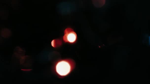 Julbelysning Bländning Från Julkrans Julgran Gnistrar Med Ljus Dimmiga Julbelysningar — Stockvideo