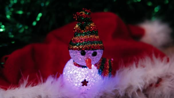Πρωτοχρονιάτικα Παιχνίδια Χαρούμενος Χιονάνθρωπος Χριστούγεννα Όμορφος Λευκός Χιονάνθρωπος — Αρχείο Βίντεο