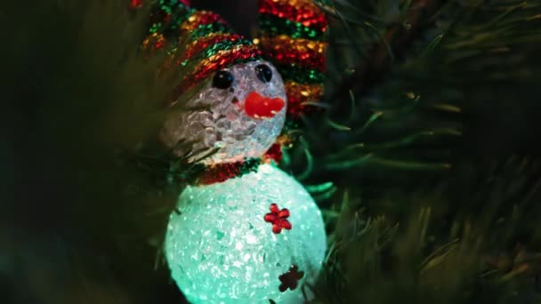 Nya Årets Leksaker Julgran Leksak Glad Snögubbe Hängande Grenen Julgran — Stockvideo