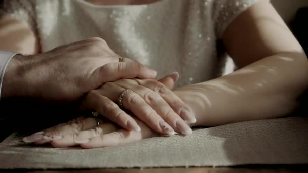 桌上的是女人的手男人摸女人的手掌 — 图库视频影像