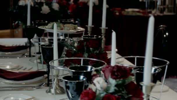 Χριστουγεννιάτικο Τραπέζι Μεγάλο Κηροπήγιο Διακοσμημένο Κόκκινο — Αρχείο Βίντεο
