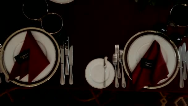 圣诞桌上摆满了红色的大烛台 — 图库视频影像