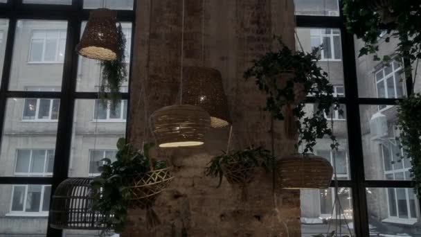 鳥かごの形をしたランプシェード 天井には檻がかかっている — ストック動画