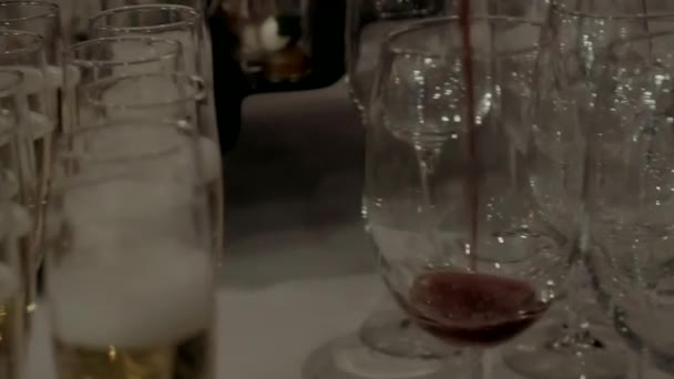 Vörösbor Egy Pohárba Ömlik Szemüveg Asztalon — Stock videók