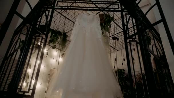 女装挂在一个大铁笼上 — 图库视频影像