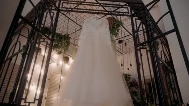 Mädchen Geht Einem Hochzeitskleid — Stockvideo