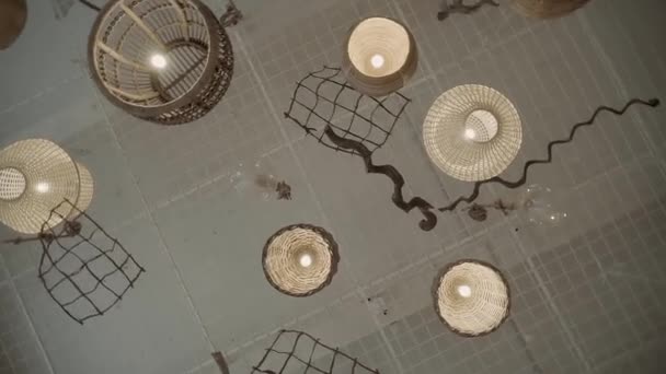 Lampenkappen Vorm Van Een Vogelkooi Kooien Hangen Aan Het Plafond — Stockvideo