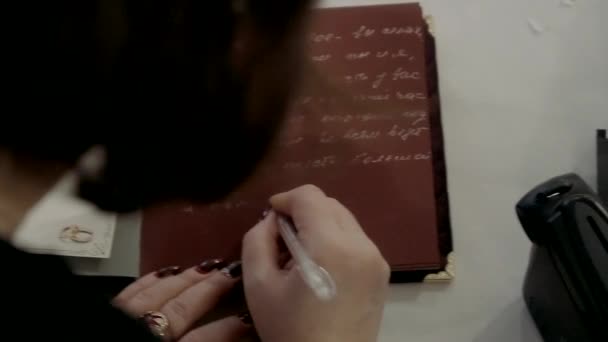 Κόκκινο Βιβλίο Γυναίκα Γράφει Ένα Σημειωματάριο — Αρχείο Βίντεο