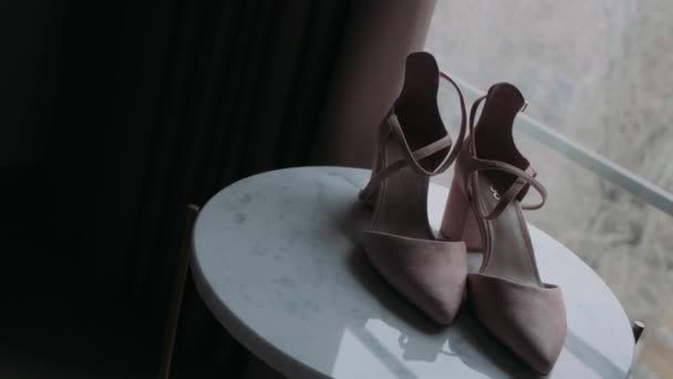 Sepatu Beige Berbaring Atas Meja — Stok Video