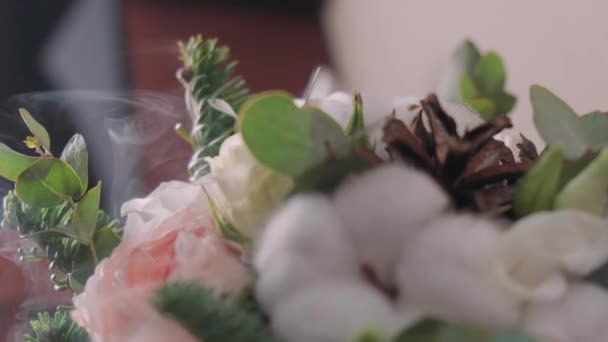 Friss Zöld Virágokat Gyűjtenek Csokorban — Stock videók