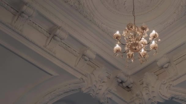 Lampadario Cristallo Pesa Sul Soffitto — Video Stock