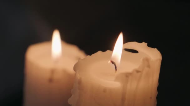 Candele Accese Candelabro Situato Una Stanza Grigia — Video Stock