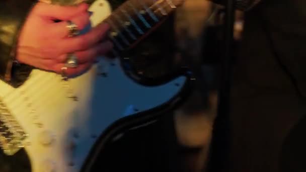 吉他手在舞台上的音乐会上弹奏电吉他 吉他手与乐队一起表演的木制褐色吉他手的现场表演 — 图库视频影像