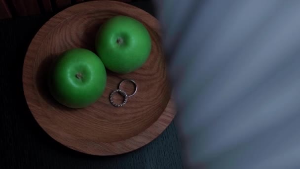Belas Maçãs Verdes Estão Uma Chapa Uma Fruta Verde Vira — Vídeo de Stock