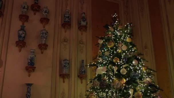 輝く照明 装飾品 美しい装飾された家の中でプレゼントを持つ大きなクリスマスツリー ドリーショット — ストック動画