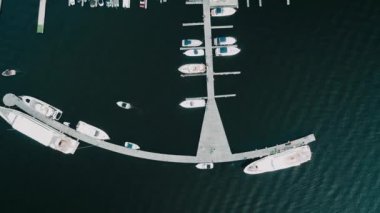 Yatlar ve yelkenliler için ranza. Denizde Sabah. Aero video çekimi. Birçok farklı yat, iskeleye demirlemiş katamaranlar..