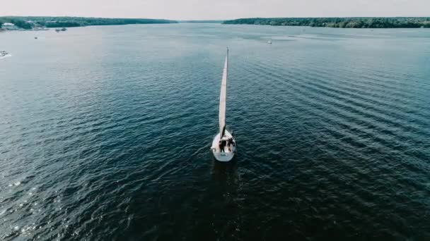 Iate Navegando Mar Aberto Barco Vela Iate Drone Vídeo Iatismo — Vídeo de Stock