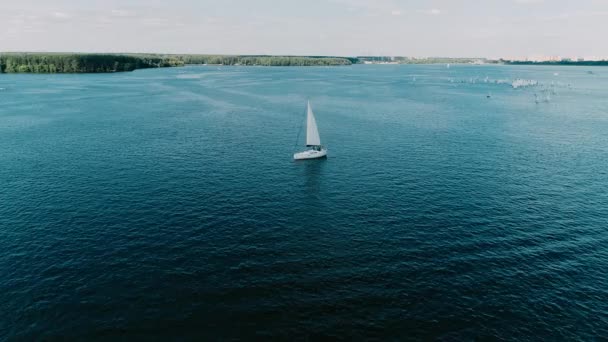 Iahtul Navighează Marea Deschisă Navighează Barca Iaht Dronă Videoclip Yachting — Videoclip de stoc