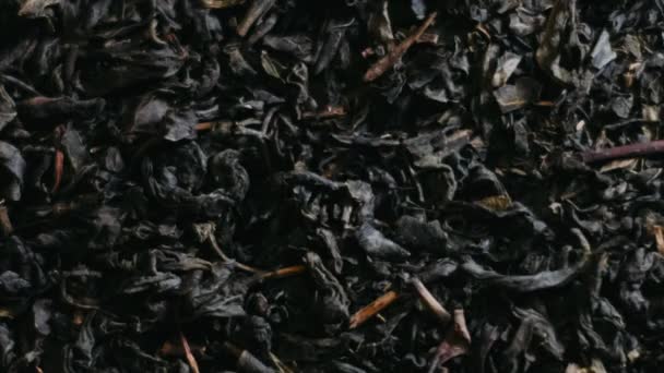 Ξηρό Τσάι Φύλλα Πέφτει Ένα Σωρό Φύλλα Τσαγιού — Αρχείο Βίντεο