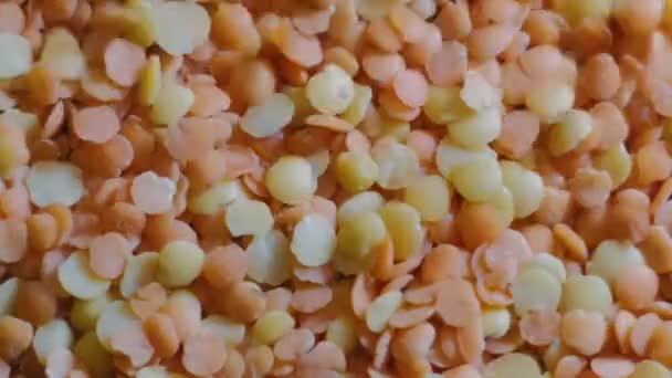 Uma Pilha Lentilhas Amarelo Alaranjadas Caindo Fundo Macro Lentils Dieta — Vídeo de Stock