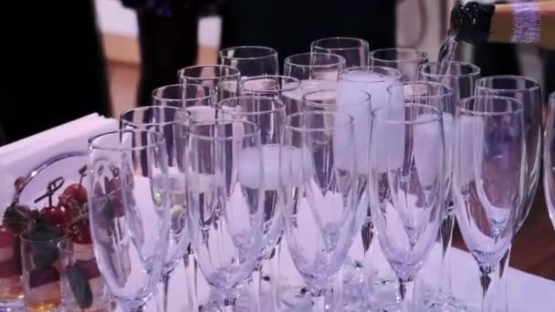 Serveur Verse Champagne Sur Des Verres Sur Mariage — Video