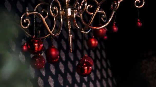 Gouden Kroonluchter Waaraan Rode Kerstballen Hangen — Stockvideo