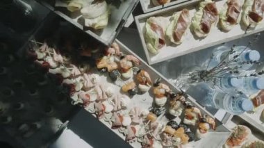 Güzel yemek Ziyafet tablo farklı yemek aperatifler ve mezeler güneşin kurumsal Noel doğum günü partisi olay veya düğün kutlama ile dekore edilmiş.