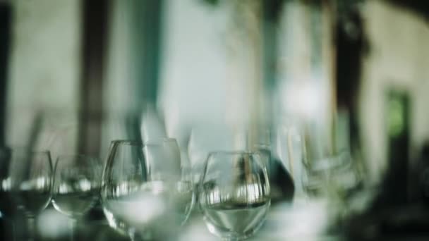 Serveur Met Table Dans Restaurant Avant Arrivée Des Clients Utilise — Video
