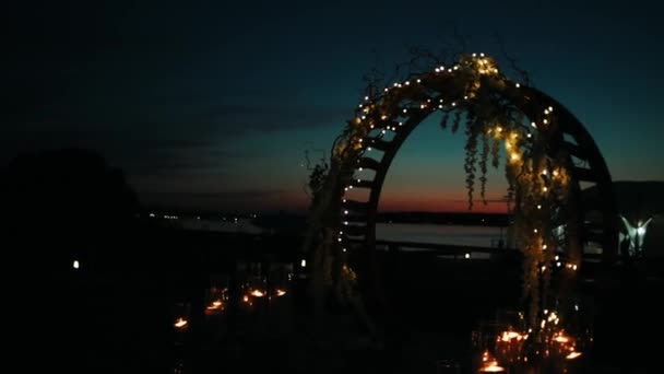 Ein Runder Bogen Mit Girlanden Steht Auf Einem Steg Sonnenuntergang — Stockvideo