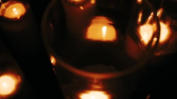 Des rangées de centaines de bougies votives brûlantes dans un environnement sacré sombre et maussade, texture de fond, faible profondeur de mise au point, effet bokeh léger. Mémoire et prière, contemplation, concept de petites bougies de l'église 