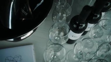Müşteriler geliyor ve iyi çatal ve gözlük kullanır önce garson tablo lokantada ayarlar. Kavramı: catering, tasarım, romantik yemekler