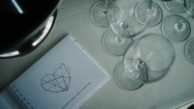 Müşteriler geliyor ve iyi çatal ve gözlük kullanır önce garson tablo lokantada ayarlar. Kavramı: catering, tasarım, romantik yemekler