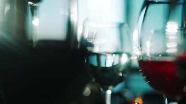 Müşteriler geliyor ve iyi çatal ve gözlük kullanır önce garson tablo lokantada ayarlar. Kavramı: catering, tasarım, romantik yemekler