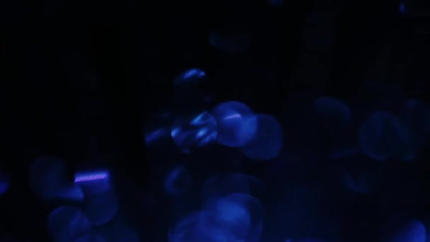 在暗模糊的背景上 抽象平滑的蓝色防波灯 明亮的Bokeh对焦散光的彩色背景的影响 假日精神 — 图库视频影像