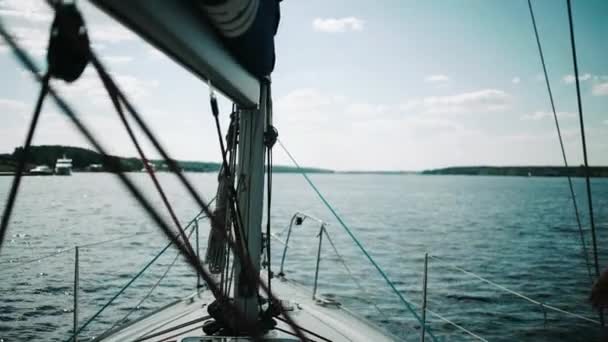 Кормова Яхта Плаває Морському Фоні — стокове відео