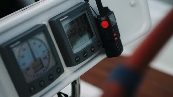  appareils sur un yacht. Boussole et volant de bateau (bateau) .