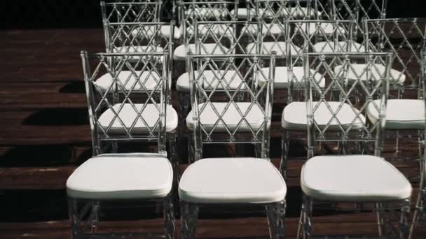 Rzędy Krzeseł Krzesła Oparciami Biały Stojak Rzędach — Wideo stockowe