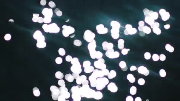 Сонячні Відблиски Боке Відображаються Поверхні Води Сонячні Промені Мерехтять Водному — стокове відео