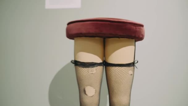Seggiolone Sotto Forma Gambe Femminili Con Calze Nere Sedile Rosso — Video Stock