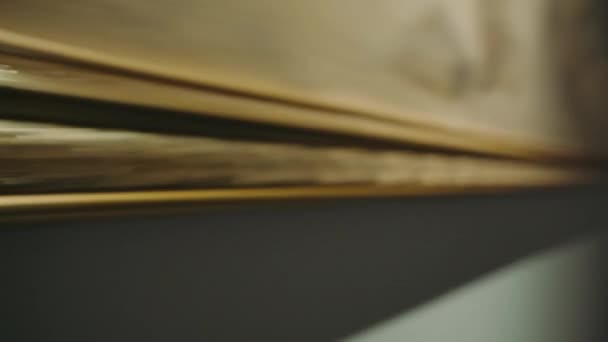 Une photo avec un cadre doré accroché à un mur les hommes tirent un navire par terre 