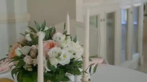 Decorare Tavolo Festivo Decorazione Tavola Nuziale Con Mazzi Fiori Freschi — Video Stock