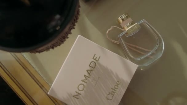 Anneaux Mariage Près Des Enveloppes Invitation Des Boîtes Parfum — Video