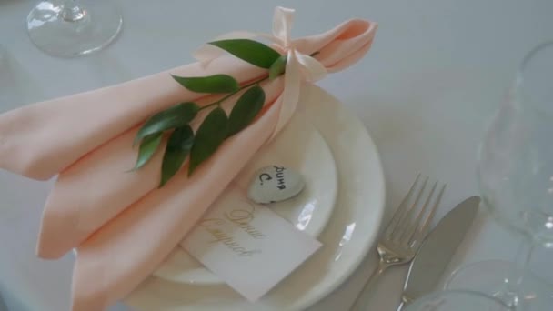 Decoración Una Mesa Festiva Decoración Mesa Boda Con Ramos Flores — Vídeo de stock