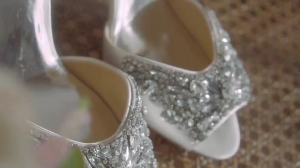 Sapatos Brancos Femininos Com Strass Frente — Vídeo de Stock